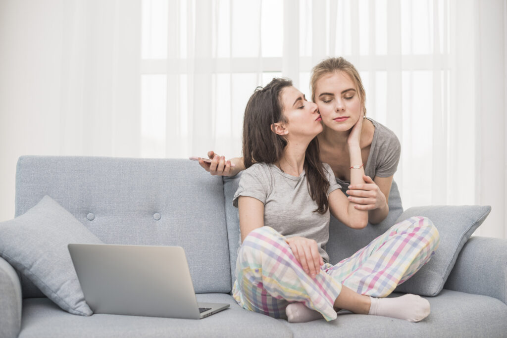 how to spot a bicurious woman